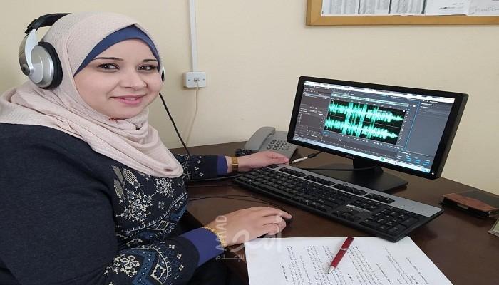 الإعلامية هناء الجاروشة من غزة تنتج مواد صوتية تعليمية - فيديو