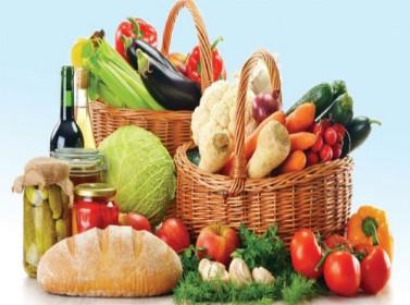 السبانخ والجزر والتوت أطعمة تساعد على نمو شعرك بكثافة