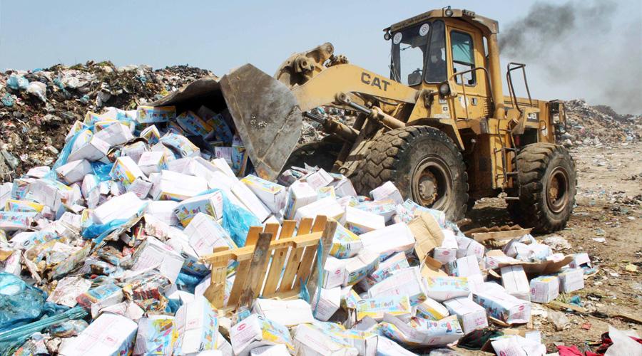 بلدية خان يونس تتلف 2500 كجم فواكه فاسدة