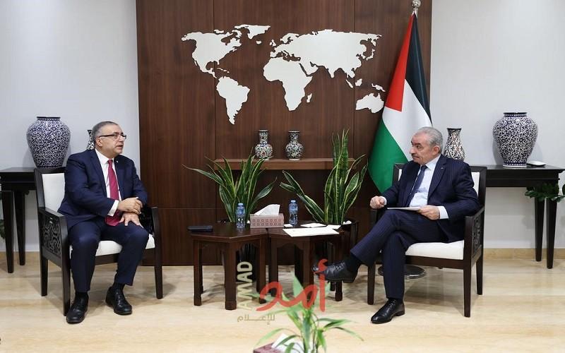 اشتية يبحث سبل الاستفادة من خبرات جمعية الصليب الأحمر الفرنسي في مجال التمريض