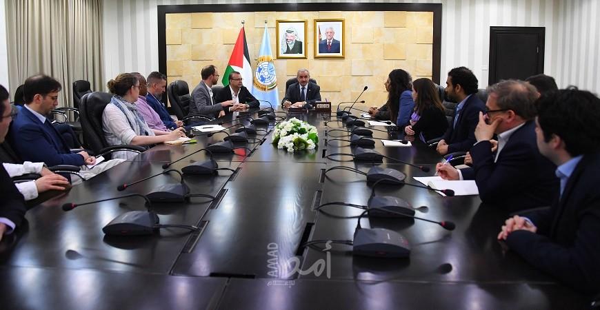 أشتية يؤكد لأكاديميين وكتاب أمريكيين رفض سياسة الابتزاز التي تقوم بها الإدارة الأمريكية