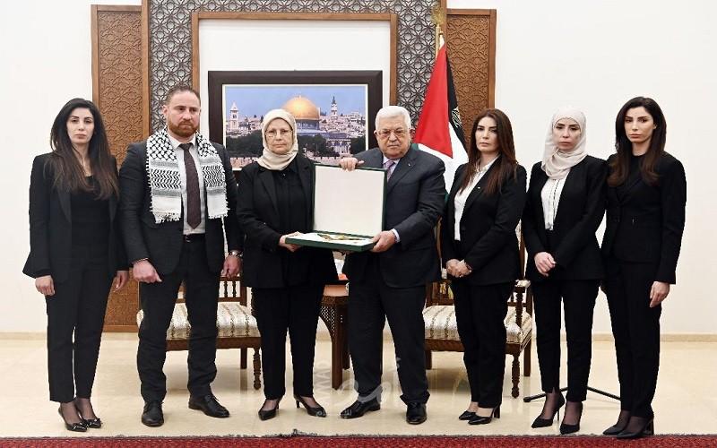 الرئيس عباس يمنح القائد الوطني الراحل جمال محيسن النجمة الكبرى من وسام القدس