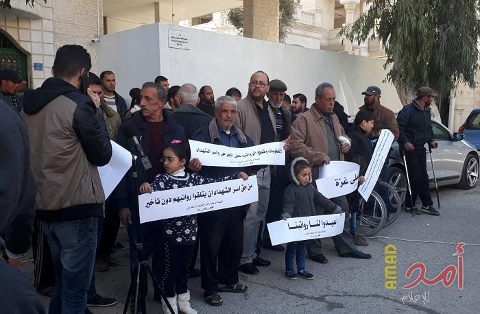 بالفيديو والصور.. عائلات الشهداء والأسرى بغزة: نرفض تعامل سلطة رام الله معنا على أسس حزبية!