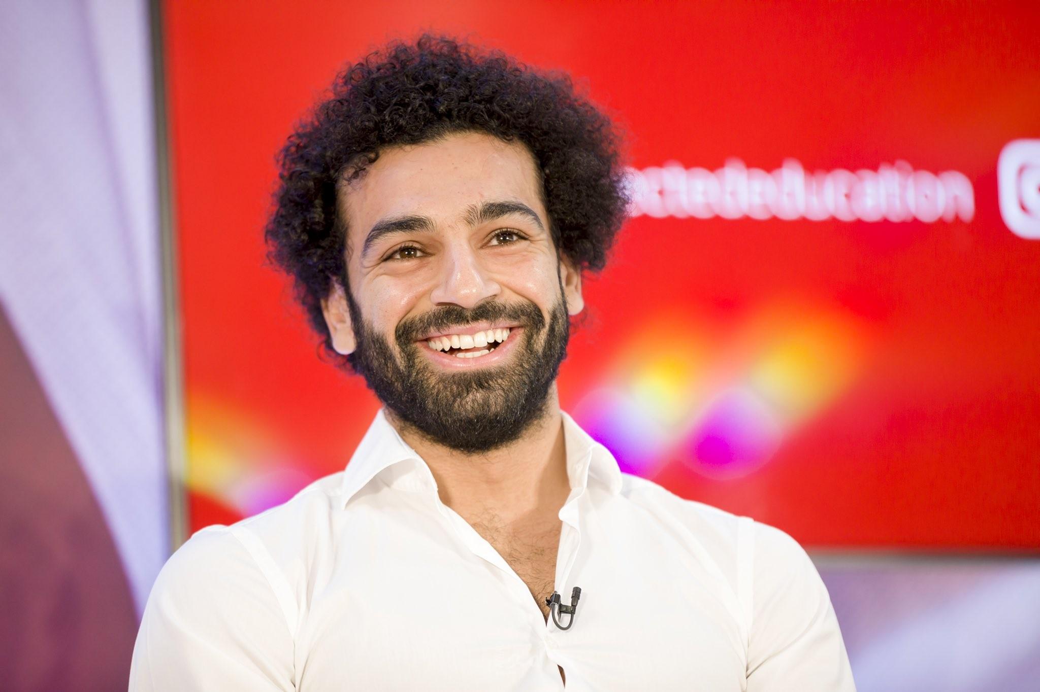 محمد صلاح يقدم هدية إلى 30 ألف شخص من أهل بلدته- صور