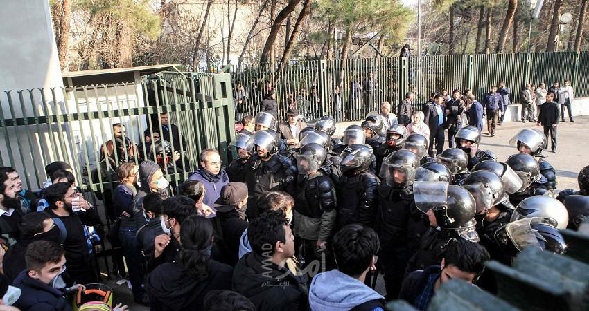 المحتجون في طهران يهتفون: "لا غزة ولا لبنان روحي فداء إيران" - فيديو