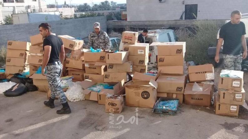الضابطة الجمركية تتلف بضائع ممنوعة من التداول في جنين