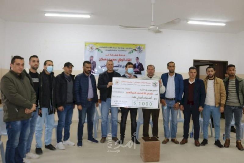 "دحلان" يقدم منحة مالية لثلاثة أندية وسط قطاع غزة