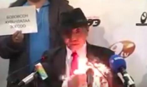 فيديو مروع.. مسئول كبير يحرق نفسه في مؤتمر صحفي