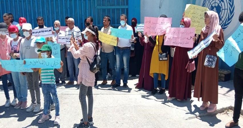 غزة: عشرات الخريجين يحتجون أمام مقر "الأونروا" للمطالبة بفرص عمل لهم