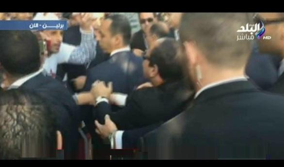 بالفيديو.. السيسي يفاجئ المصريين بألمانيا ويعبر الطريق لتحيتهم