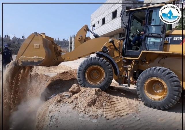 مصلحة مياه بلديات الساحل تُجري صيانة لخط المياه الرئيسي المغذي لحي البرازيل في رفح