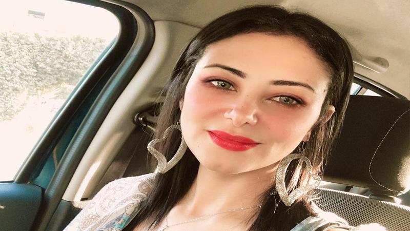 إنجي خطاب تستعرض جمالها من داخل سيارتها .. شاهد