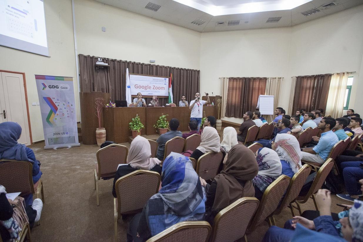 طلبة تكنولوجيا المعلومات بالكلية الجامعية للعلوم التطبيقية يتعرفون على "Google Zoom"
