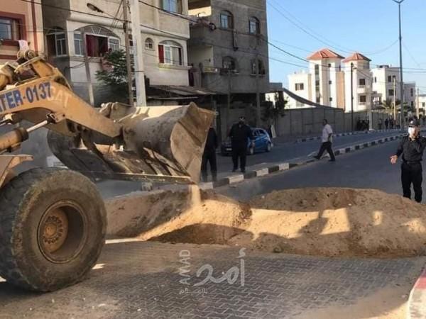شرطة حماس تغلق شوارع قطاع غزة بالسواتر الرملية والإسمنتية لمنع تفشي كورونا- صور