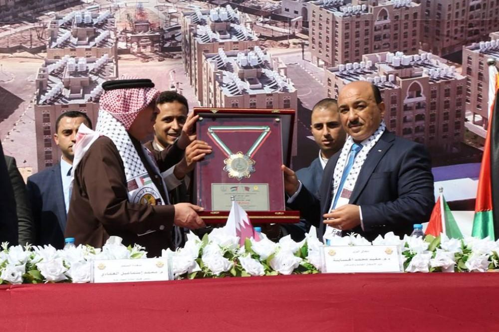 وزير في حكومة التوافق يمنح السفير القطري وسام إعمار إعادة قطاع غزة