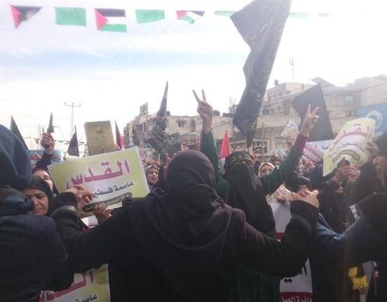 مسيرة نسائية بغزة تنديداً بقرار ترامب الاعتراف بالقدس عاصمة لإسرائيل