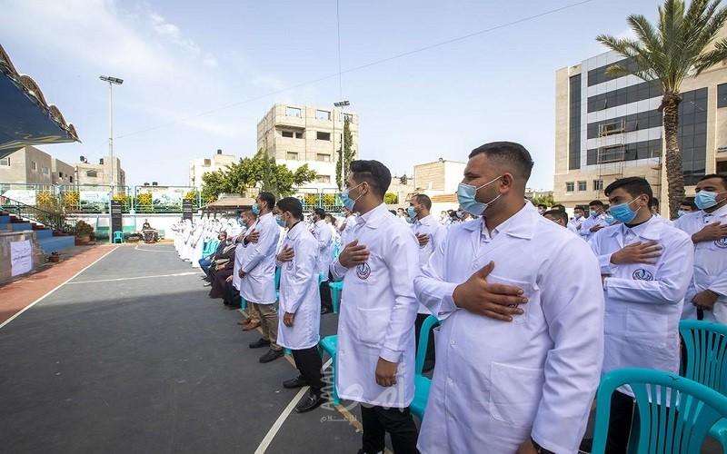 طلبة التمريض وعلوم الصحة بالكلية الجامعية للعلوم التطبيقية يؤدون القسم التمريضي