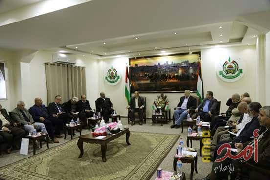 بالصور والفيديو...الفصائل الفلسطينية تدعو الرئيس عباس إلى عدم إتخاذ إجراءات عقابية ضد غزة