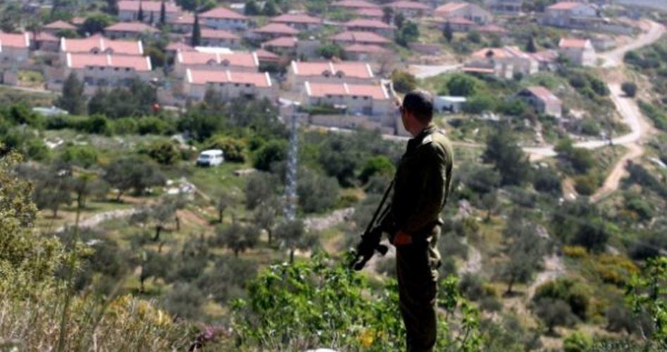 جيش الاحتلال يحتجز مزارعين وطاقمًا صحفياً غرب سلفيت