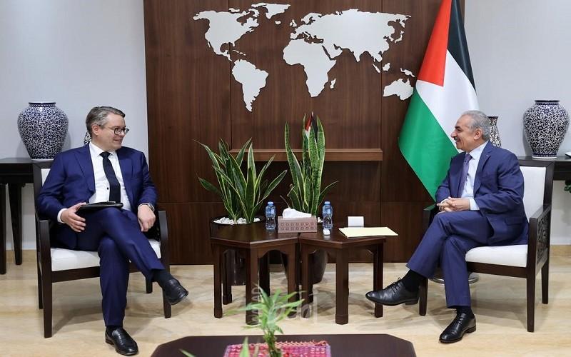 اشتية: الدعم المقدم من المجتمع الدولي لفلسطين يواجه بتدمير إسرائيلي ممنهج