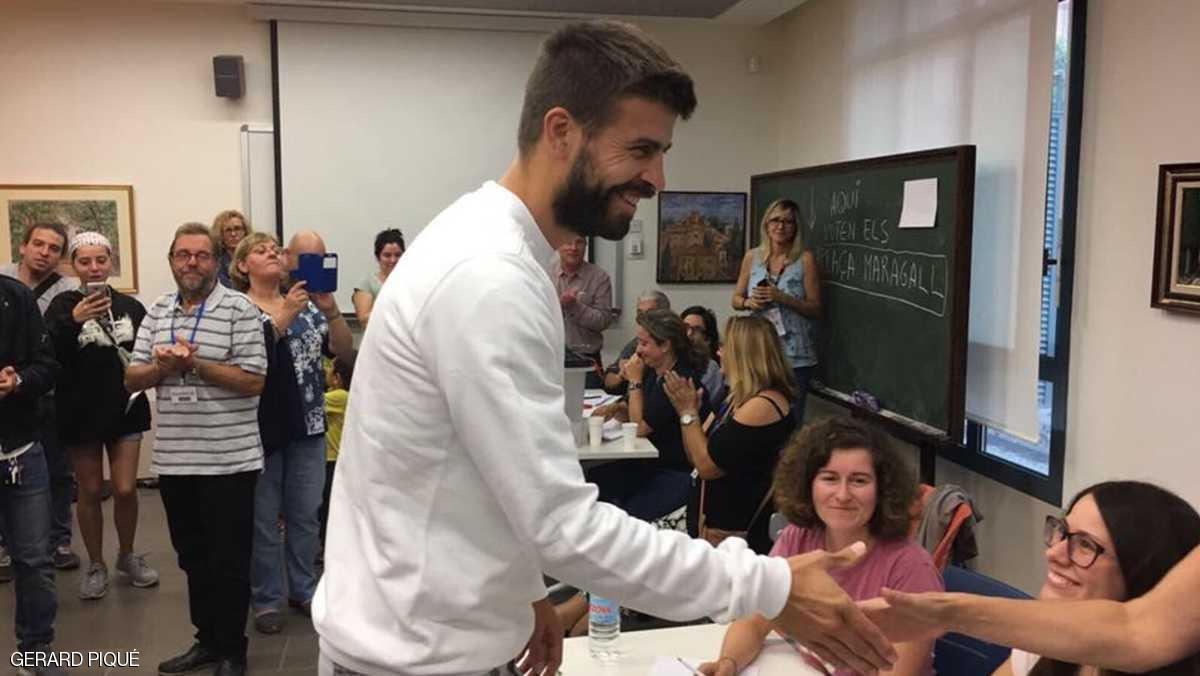 لاعب برشلونة بيكيه يعلن اعتزاله كرة القدم