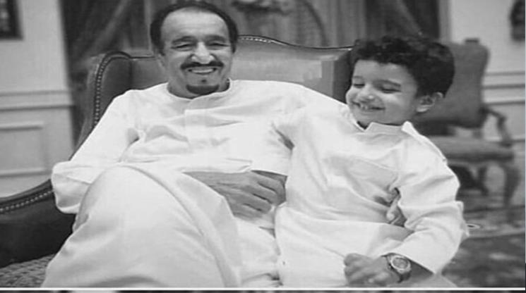 بالصور .. الكشف عن هوية الطفل الذي ظهر بصحبة الملك سلمان