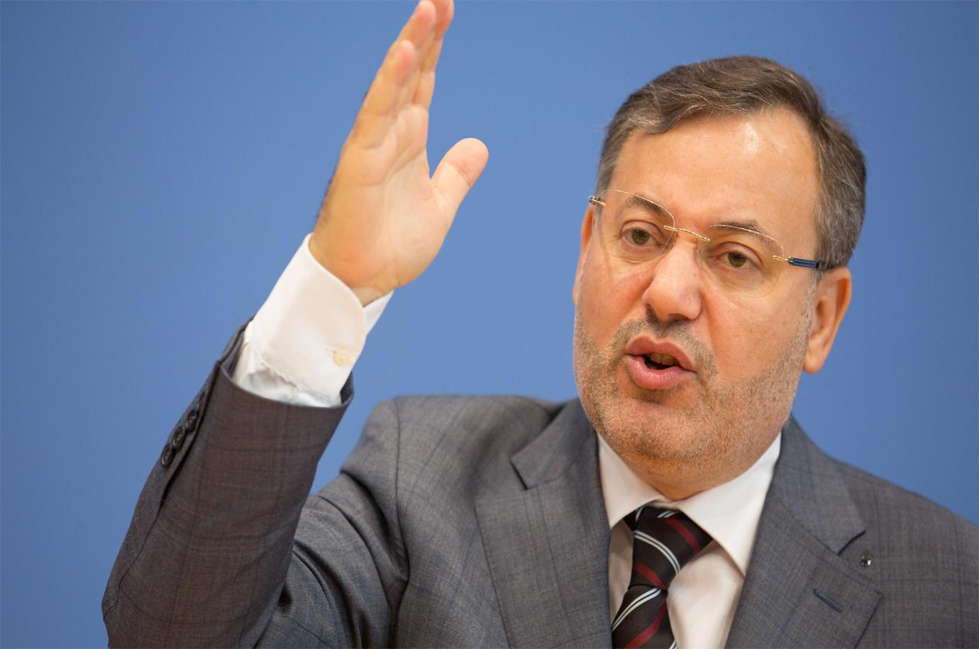 الإخواني أحمد منصور يعترف: قيادات الإخوان يقودون الجماعة إلى المقبرة