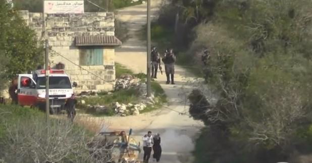 قوات الاحتلال تلقي قنبلة صوتية تجاه زوجين فلسطينيين ورضيعهما
