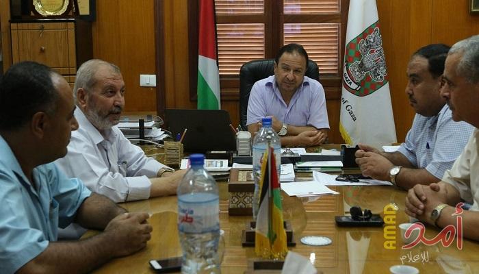 بلدية غزة تكرم 3 موظفين لأمانتهم وإخلاصهم في العمل