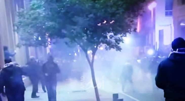 (محدث) #لبنان - ينتفض.. سقوط جرحى خلال تفريق التظاهرات في محيط مجلس النواب (فيديو)