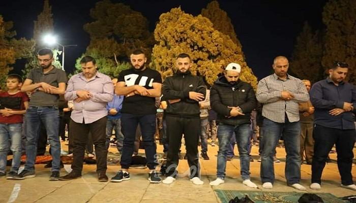 بالصور – آلاف المواطنين يؤدون صلاتي العشاء والتراويح في المسجد الأقصى