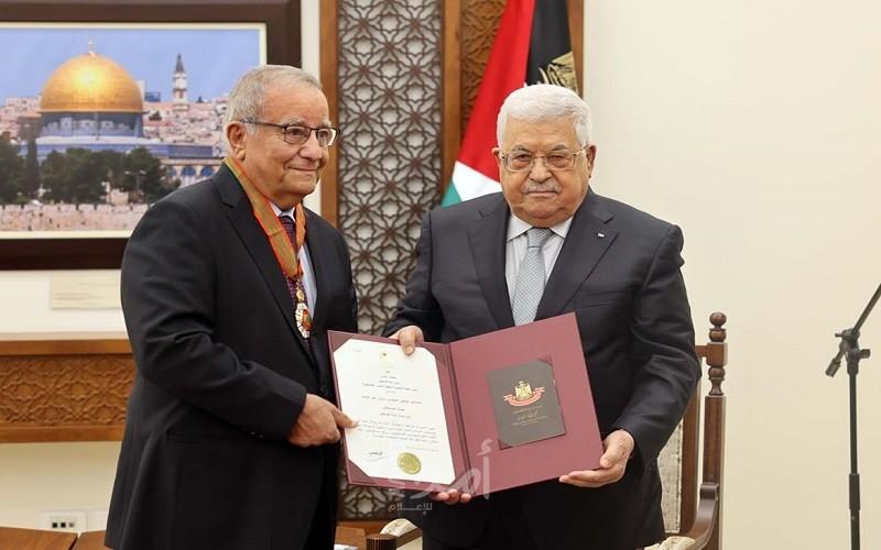 الرئيس محمود عباس يقلد المناضل الوطني أنيس الخطيب نجمة الاستحقاق