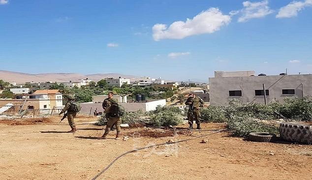 الأغوار: قوات الاحتلال تقتحم الجفتلك وتهدم منزل