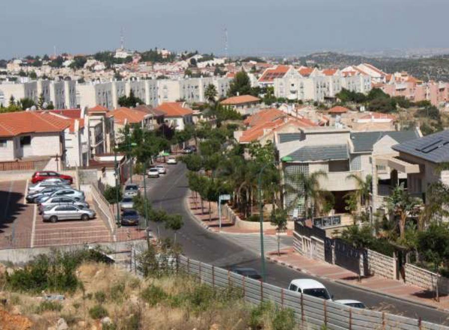مستوطنون  يجرفون أراضي قرية سرطة بسلفيت