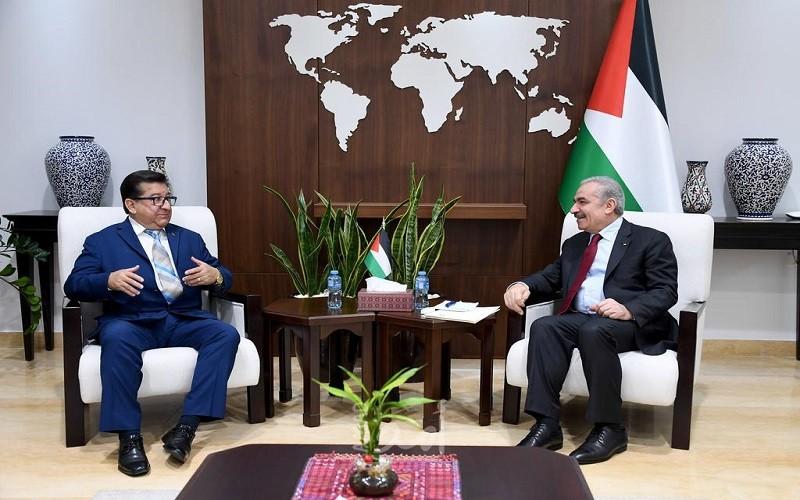 اشتية يبحث مع سفير الاكوادور تعزيز التعاون المشترك