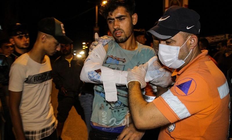 طواقم الدفاع المدني تتعامل مع إصابة بحادث سير شمال القطاع- صور