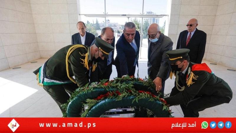 الشيخ يضع اكليل زهور على ضريح الشهيد "ياسر عرفات"