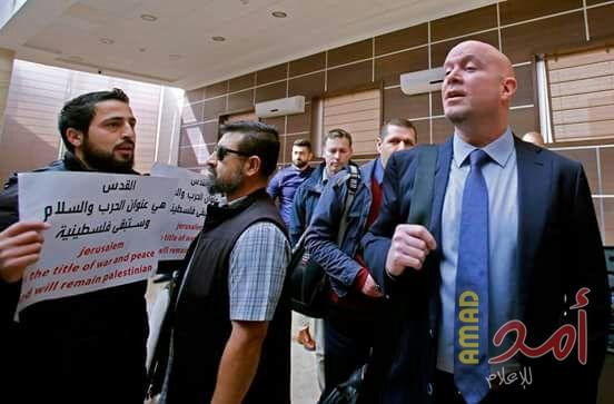 بأمر من عباس .. إعتقال أمين سر فتح و نشطاء آخرين بتهمة طرد الوفد الأمريكي من بيت لحم!