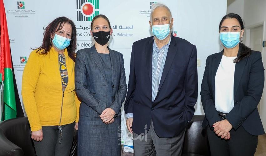 رئيس لجنة الانتخابات يلتقي ممثلة الصليب الأحمر في فلسطين