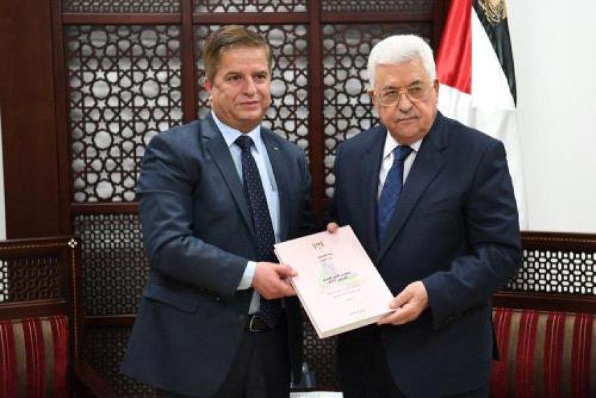 الرئيس عباس يتسلم التقرير السنوي لوزارة الصحة