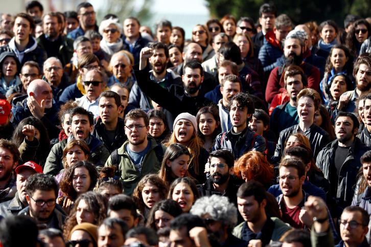 أكاديميون وطلاب أتراك يتظاهرون ضد عمليات التطهير