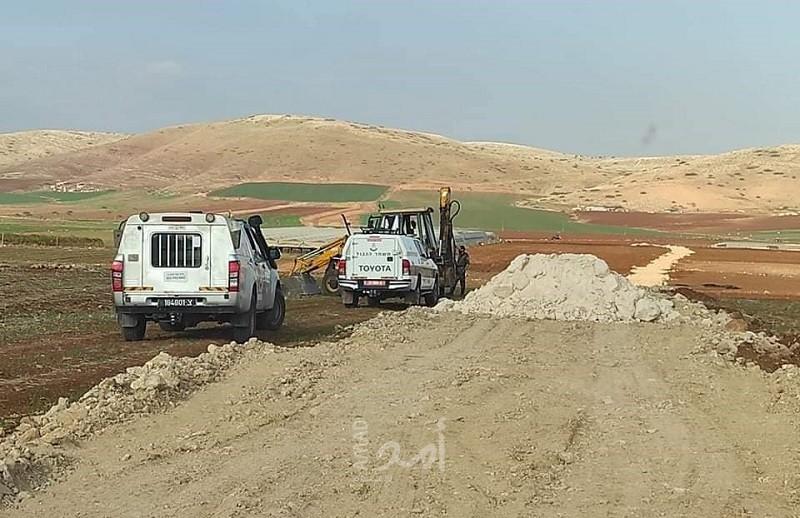 طوباس: جيش الاحتلال يعتدي على مواطن ويصادر "حفار زراعي" في سهل البقيعة-صور