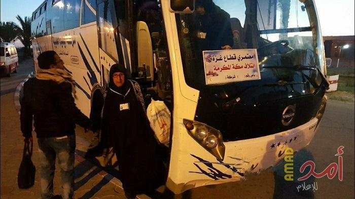 بالصور.. الفوج الثاني من معتمري غزة يغادر معبر رفح
