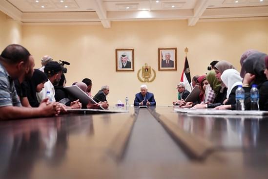 الرئيس عباس لعوائل الأسرى: أكدنا في اتصالاتنا مع الدوائر العالمية الاقليمية على ضرورة تلبية مطالب الأسرى