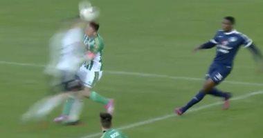 بالفيديو.. لاعب ينقذ منافسه من الموت بالدوري التشيكي