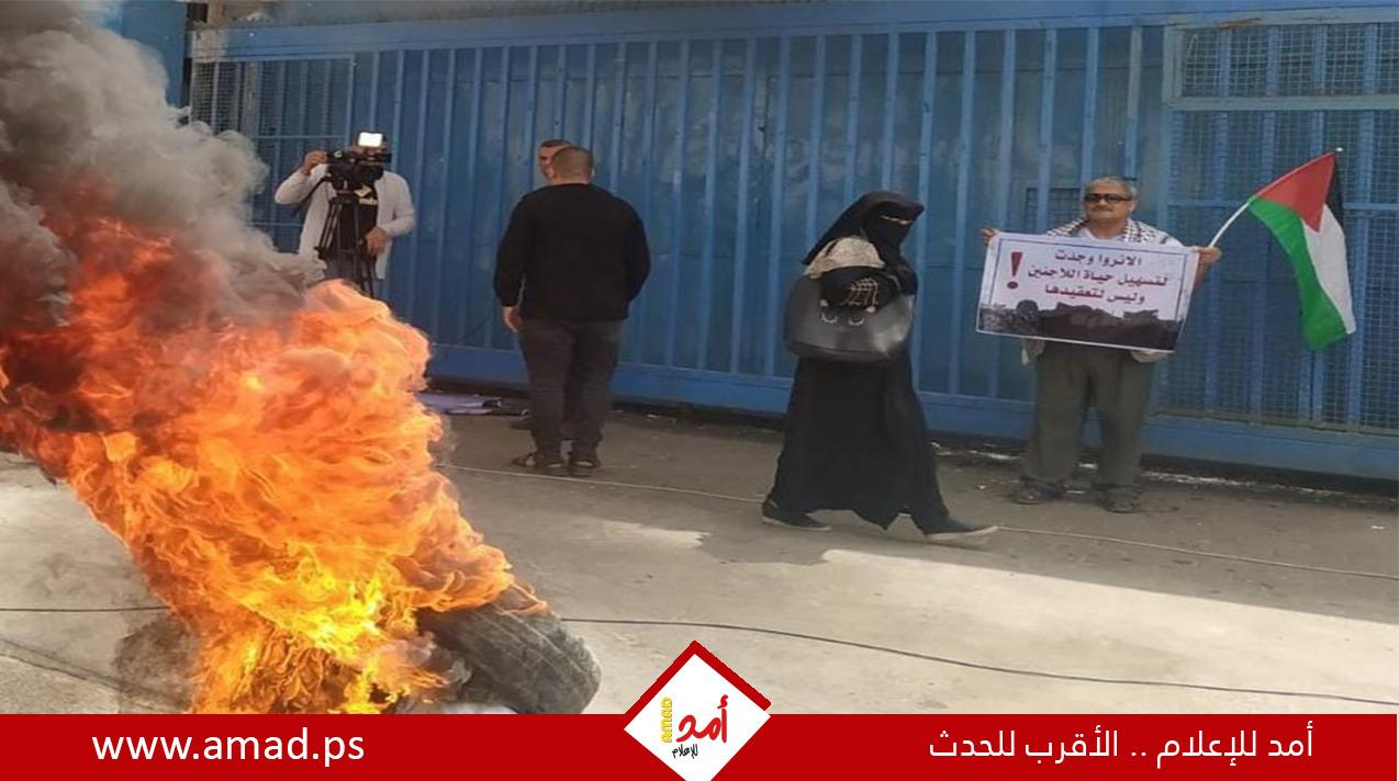 محتجون يشعلون الإطارات المطاطية أمام مقر "الأونروا" في غزة