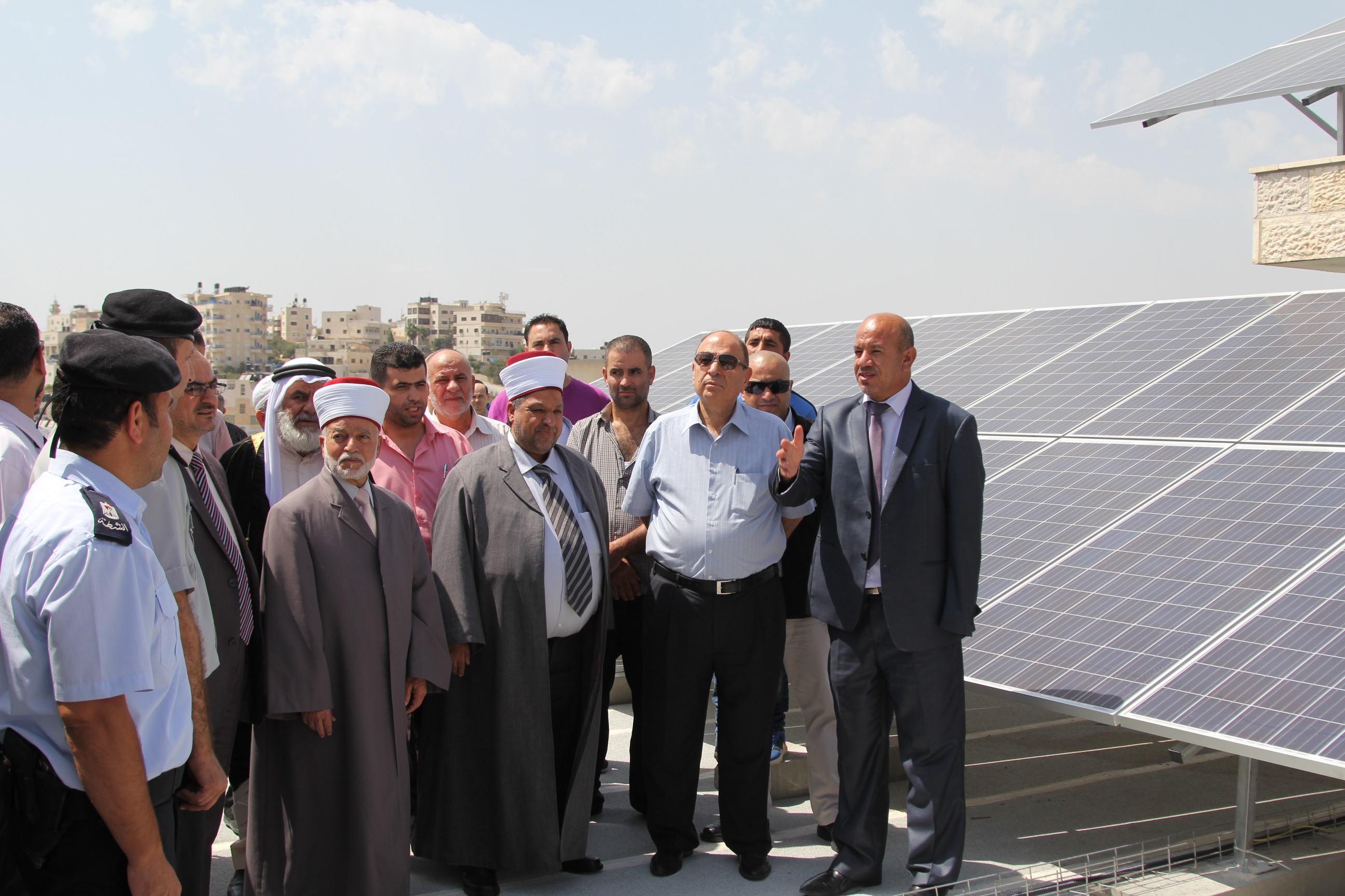 وزارة الاوقاف تفتتح محطة الطاقة الشمسية البديلة في مسجد معاذ بن جبل في الرام