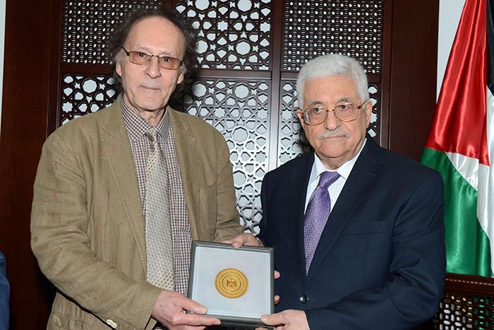 الرئيس عباس يمنح المخرج العراقي قيس الزبيدي مواطنة الشرف الفلسطينية