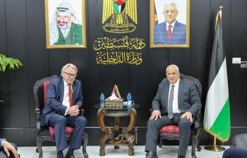 وزير الداخلية يبحث مع منسق الأمم المتحدة آخر التطورات في الأراضي الفلسطينية