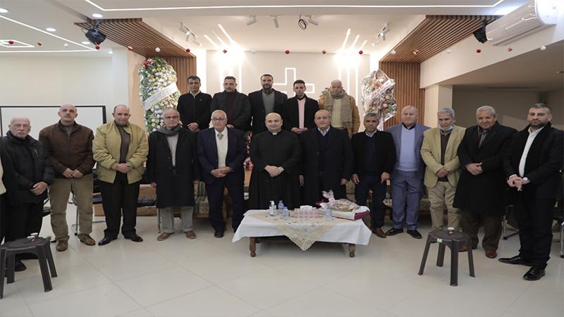 وفد من الجبهة الشعبية يزور كنيسة العائلة المقدسة بغزة مهنئًا بعيد الميلاد المجيد ورأس السنة
